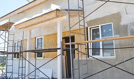 Udskiftning af vinduer og døre på et hus af vores tømrer i Hammel, Silkeborg, Fårvang og omegn. Læs mere nu.